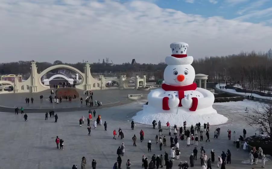 哈尔滨今冬第一个大雪人亮相