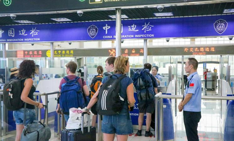 “五一”入境游热度攀升 游客带着大旅行箱来“扫货”