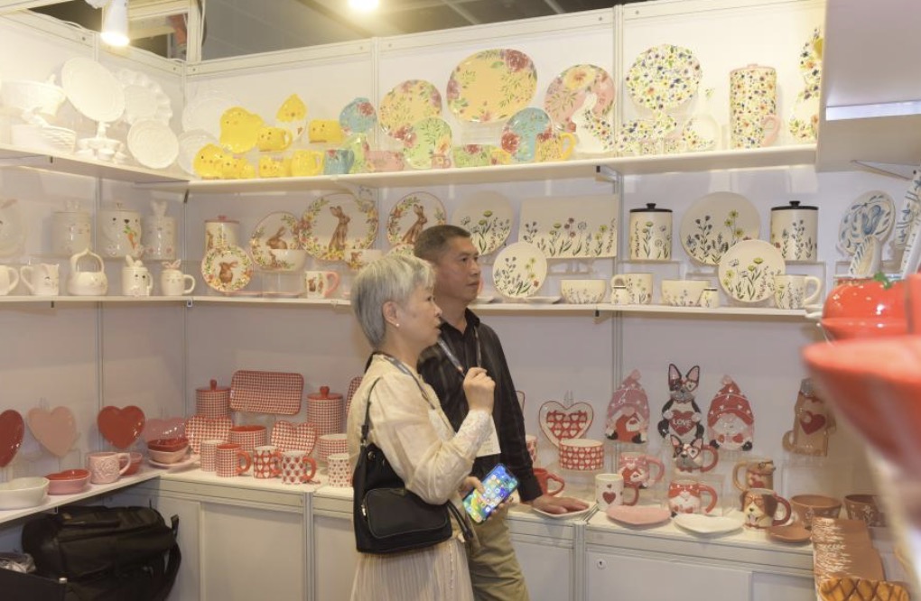 “中国白·德化瓷”闪耀香江 会展业推动香港经贸发展
